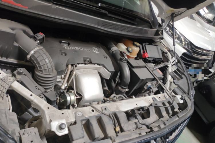 Used Buick GL8 2018 ES 28T Premium Model China VI Standard Engine Bay