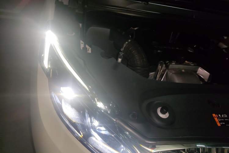 Used Buick GL8 2018 ES 28T Flagship Model China VI Standard Engine Bay Right