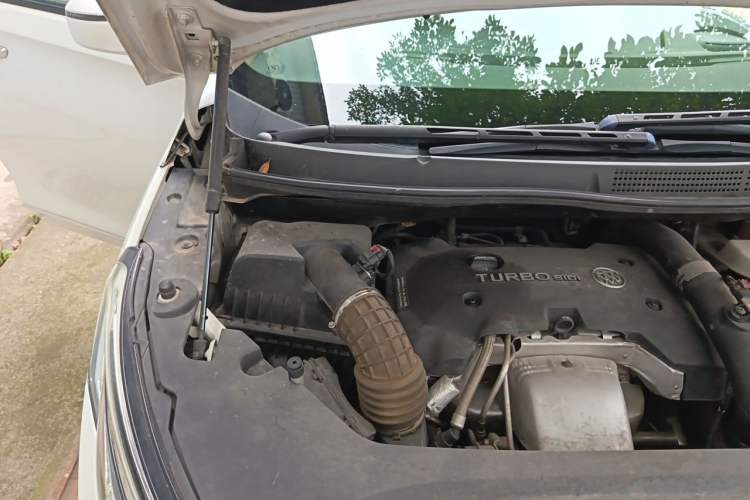 Used Buick GL8 2018 ES 28T Flagship Model China VI Standard Engine Bay Right