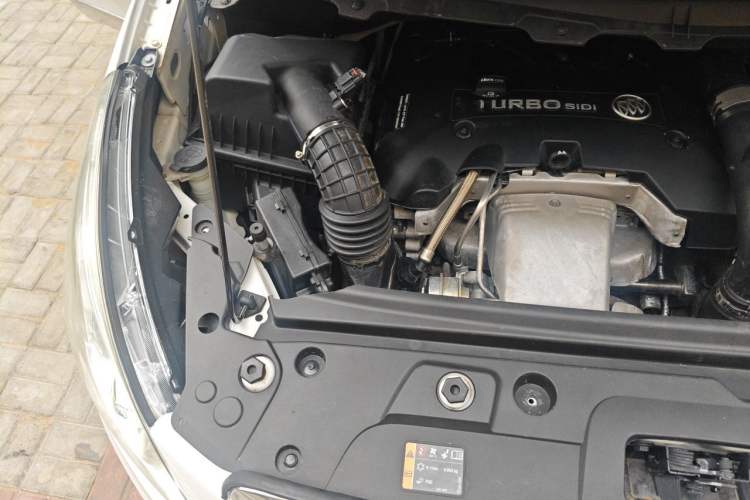 Used Buick GL8 2018 28T Luxury Model China VI Standard Engine Bay Right