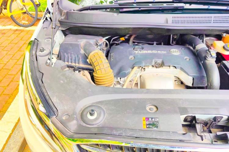 Used Buick GL8 2018 ES 28T Comfort Model China VI Standard Engine Bay Right