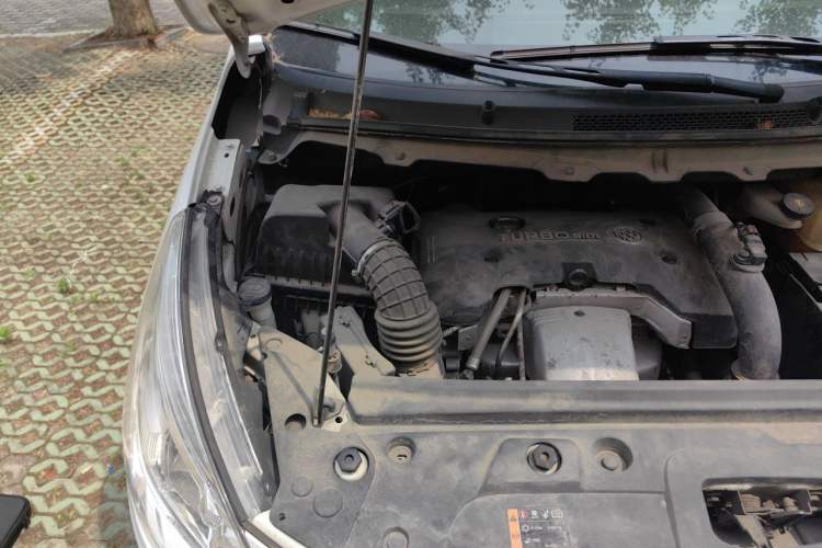 Used Buick GL8 2018 28T Luxury Model China VI Standard Engine Bay Right