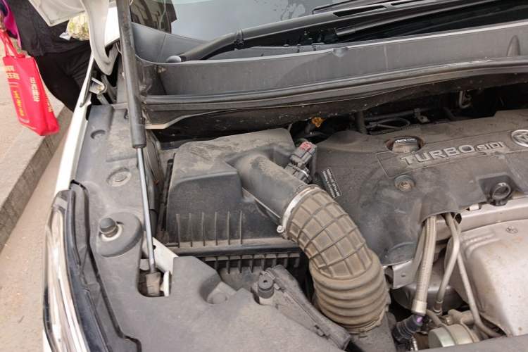 Used Buick GL8 2018 ES 28T Luxury Model China VI Standard Engine Bay Right