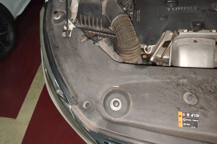 Used Buick GL8 2018 ES 28T Comfort Model China VI Standard Engine Bay Right