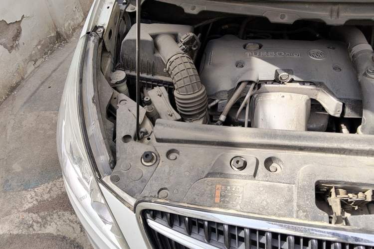 Used Buick GL8 2018 28T Luxury Model China VI Standard Engine Bay Right