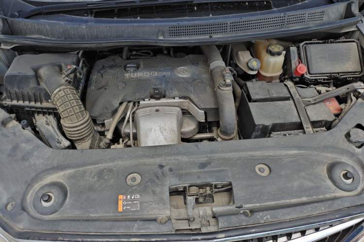 Used Buick GL8 2018 ES 28T Flagship Model China VI Standard Engine Bay