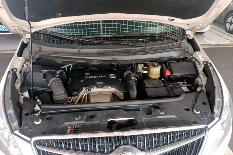Used Buick GL8 2018 28T Luxury Model China VI Standard Engine Bay