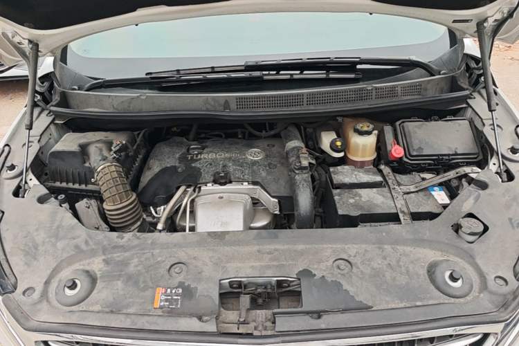 Used Buick GL8 2018 ES 28T Flagship Model China VI Standard Engine Bay