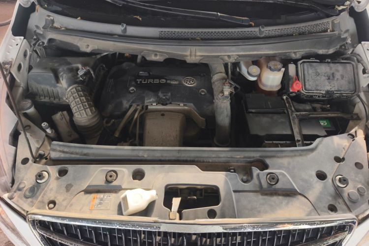 Used Buick GL8 2018 28T Luxury Model China VI Standard Engine Bay