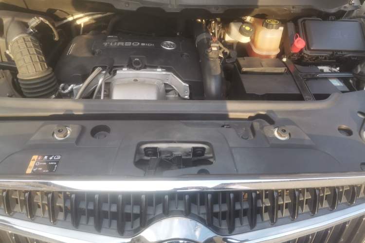 Used Buick GL8 2018 28T Luxury Model China VI Standard Engine Bay
