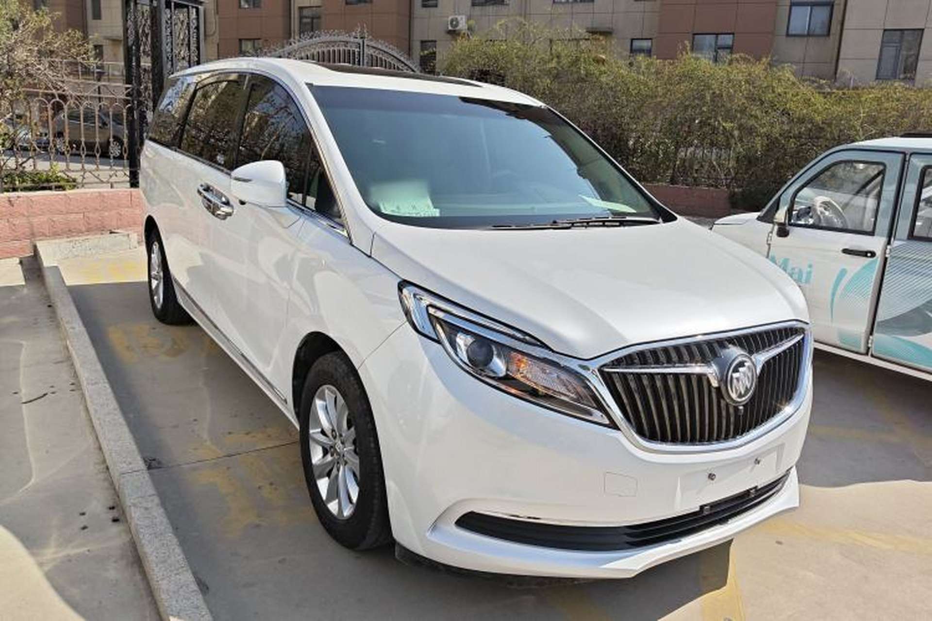 Used Buick GL8 2018 ES 28T Comfort Model China VI Standard Front Right 45 Deg