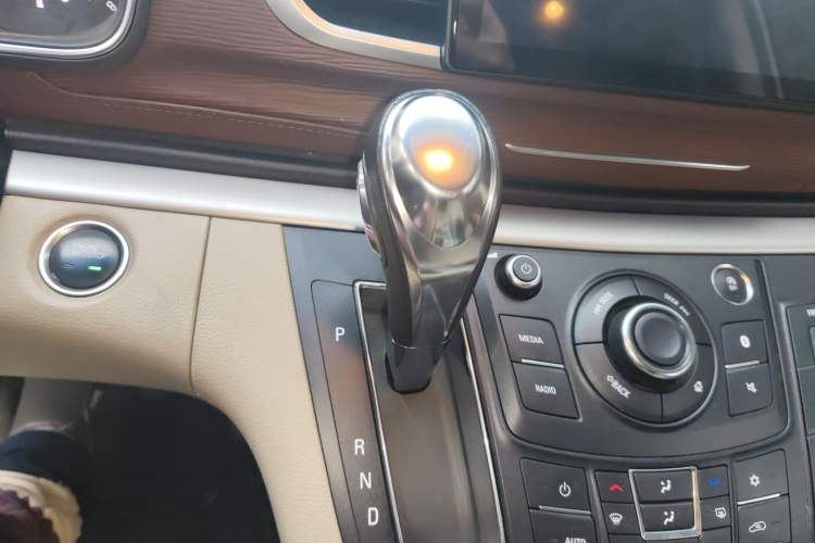 Used Buick GL8 2018 28T Comfort Model China VI Standard Gear Lever