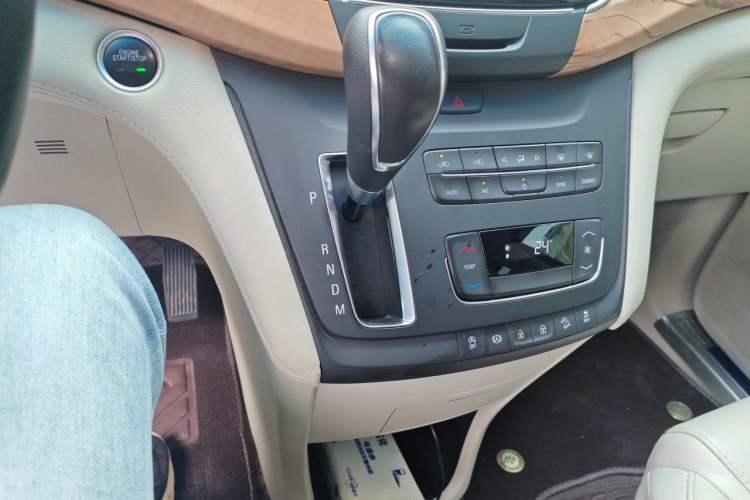 Used Buick GL8 2018 ES 28T Luxury Model China VI Standard Gear Lever