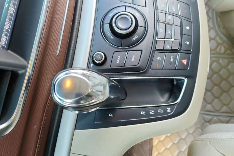 Used Buick GL8 2018 28T Luxury Model China VI Standard Gear Lever