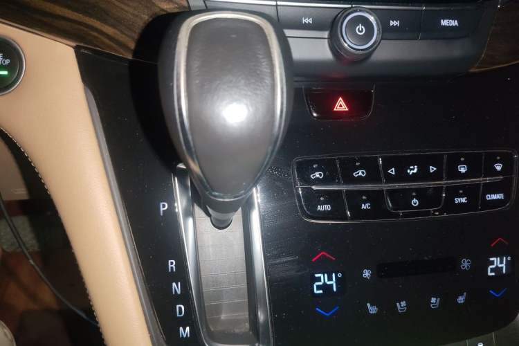 Used Buick GL8 2018 ES 28T Flagship Model China VI Standard Gear Lever