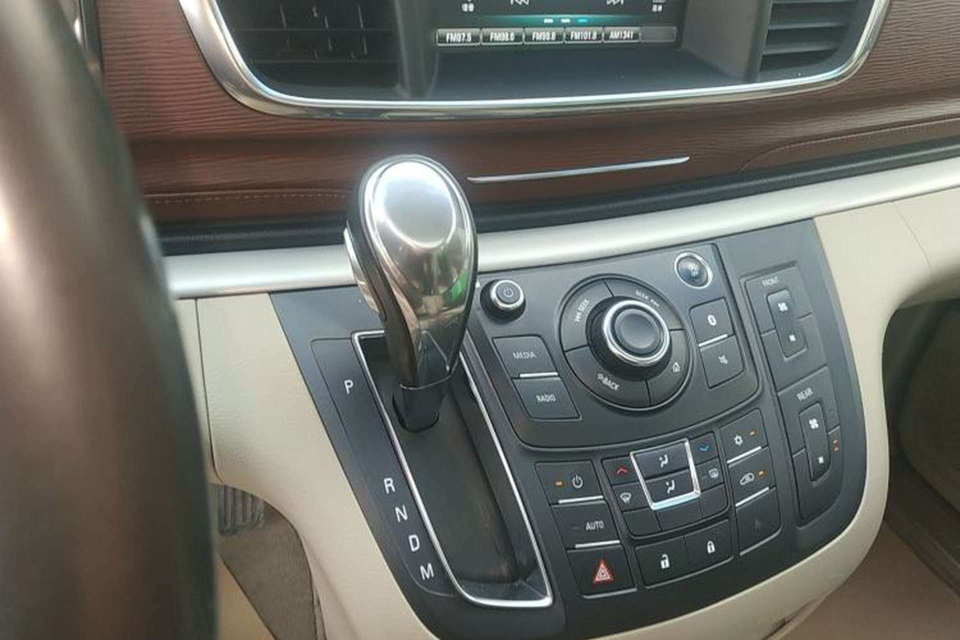 Used Buick GL8 2018 28T Luxury Model China VI Standard Gear Lever