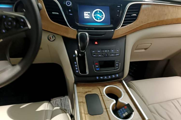 Used Buick GL8 2018 ES 28T Comfort Model China VI Standard Gear Lever