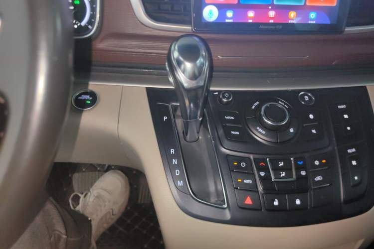 Used Buick GL8 2018 28T Luxury Model China VI Standard Gear Lever