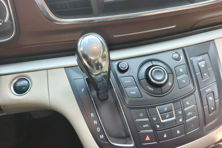 Used Buick GL8 2018 28T Prestige Version China VI Standard Gear Lever