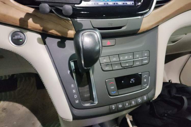 Used Buick GL8 2018 ES 28T Comfort Model China VI Standard Gear Lever