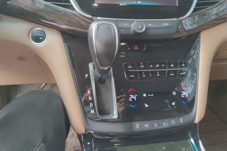 Used Buick GL8 2018 ES 28T Luxury Model China VI Standard Gear Lever