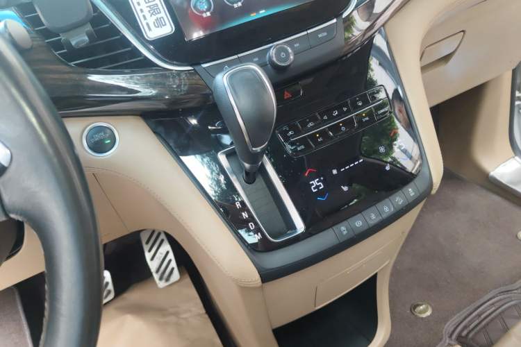 Used Buick GL8 2018 ES 28T Luxury Model China VI Standard Gear Lever