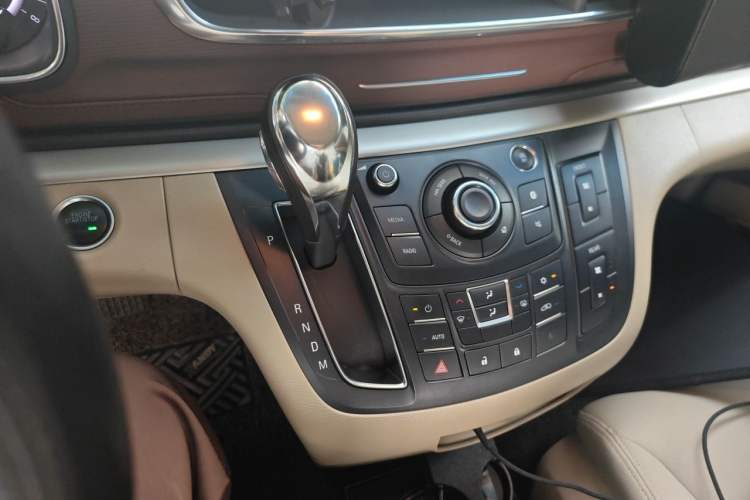 Used Buick GL8 2018 28T Comfort Model China VI Standard Gear Lever