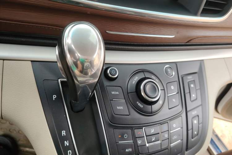 Used Buick GL8 2018 28T Comfort Model China VI Standard Gear Lever
