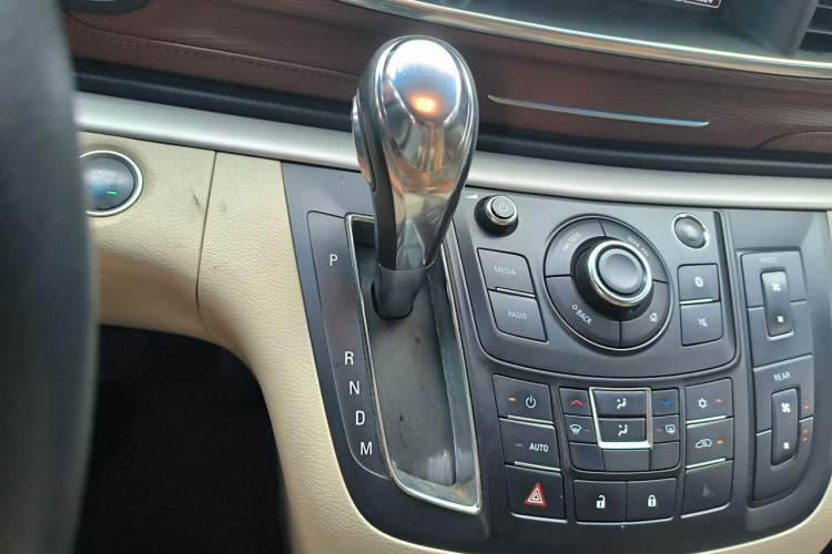 Used Buick GL8 2018 28T Luxury Model China VI Standard Gear Lever