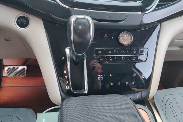 Used Buick GL8 2018 ES 28T Comfort Model China VI Standard Gear Lever