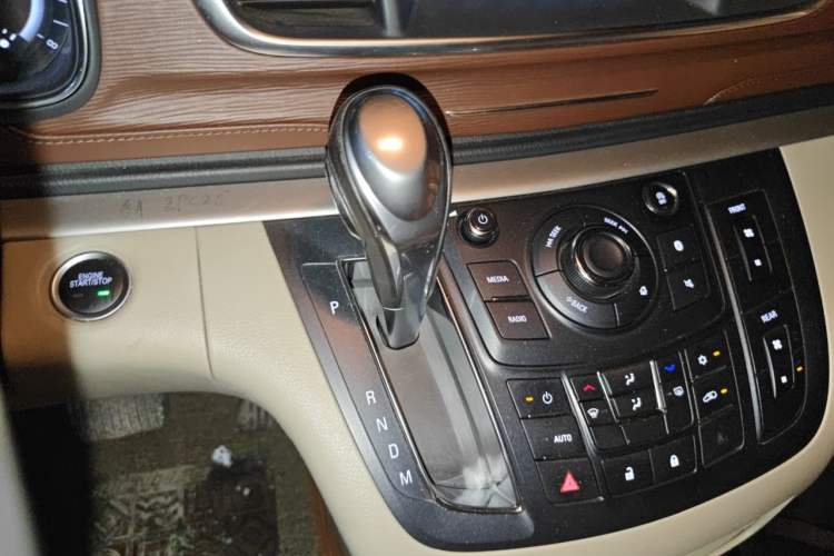 Used Buick GL8 2018 28T Luxury Model China VI Standard Gear Lever