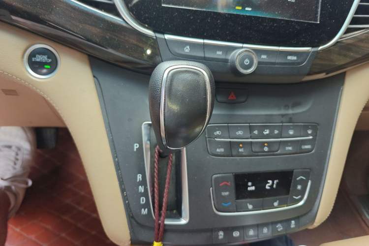 Used Buick GL8 2018 ES 28T Premium Model China VI Standard Gear Lever