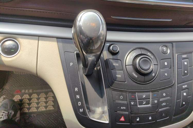Used Buick GL8 2018 28T Luxury Model China VI Standard Gear Lever