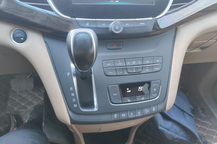 Used Buick GL8 2018 ES 28T Premium Model China VI Standard Gear Lever