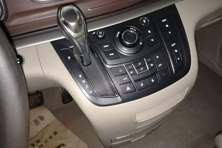 Used Buick GL8 2018 28T Luxury Model China VI Standard Gear Lever