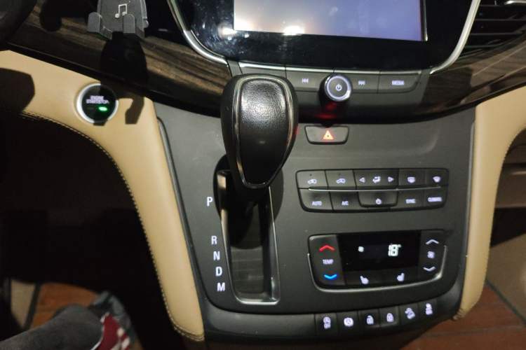 Used Buick GL8 2018 ES 28T Premium Model China VI Standard Gear Lever