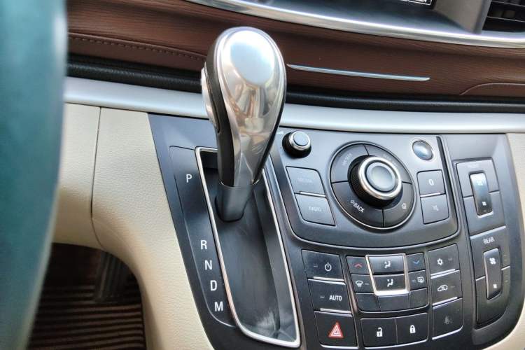 Used Buick GL8 2018 28T Luxury Model China VI Standard Gear Lever