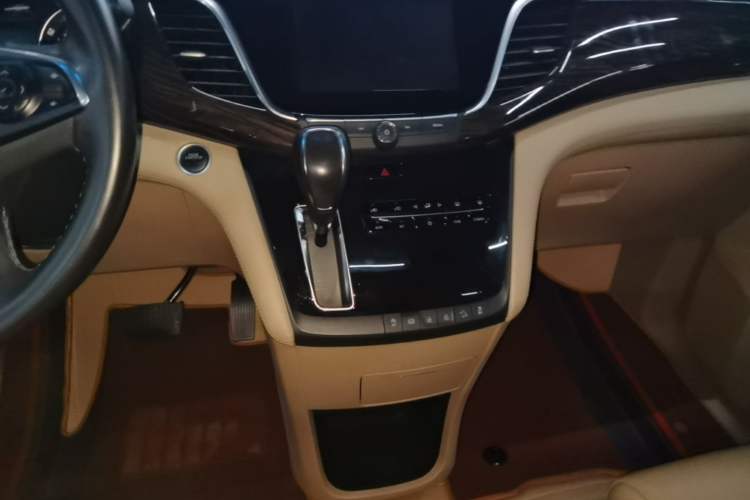 Used Buick GL8 2018 ES 28T Luxury Model China VI Standard Gear Lever