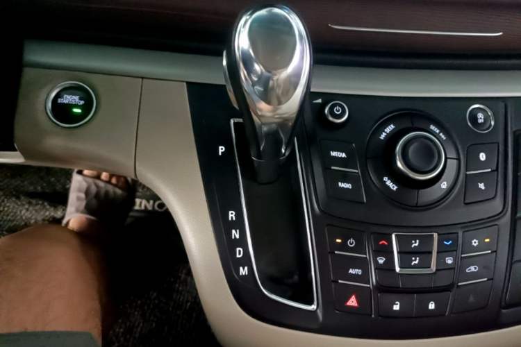 Used Buick GL8 2018 28T Luxury Model China VI Standard Gear Lever