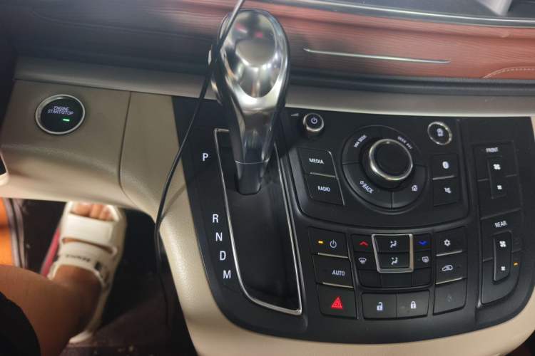 Used Buick GL8 2018 28T Luxury Model China VI Standard Gear Lever