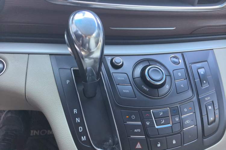 Used Buick GL8 2018 28T Luxury Model China VI Standard Gear Lever