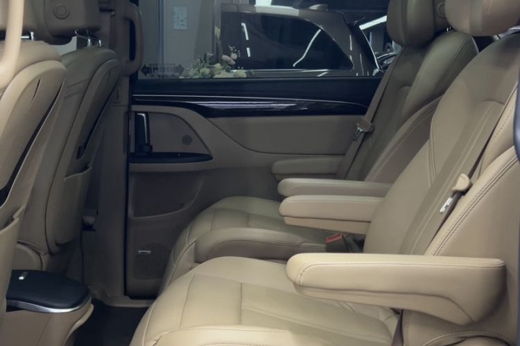 Used Buick GL8 2018 ES 28T Flagship Model China VI Standard Interior 2