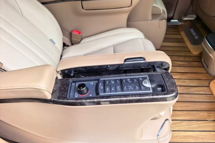 Used Buick GL8 2018 ES 28T Luxury Model China VI Standard Interior 7