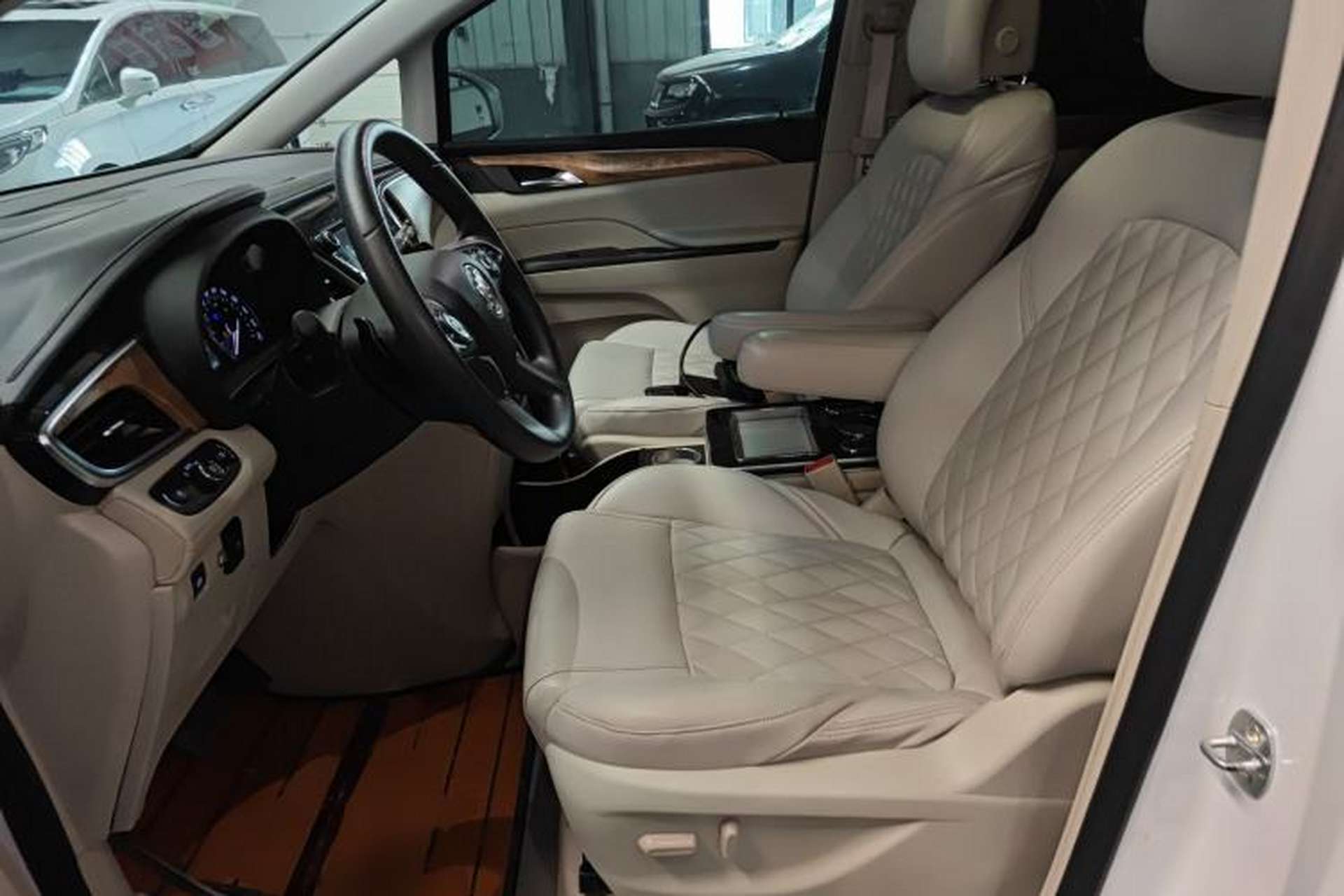Used Buick GL8 2018 ES 28T Comfort Model China VI Standard Left Front Seat