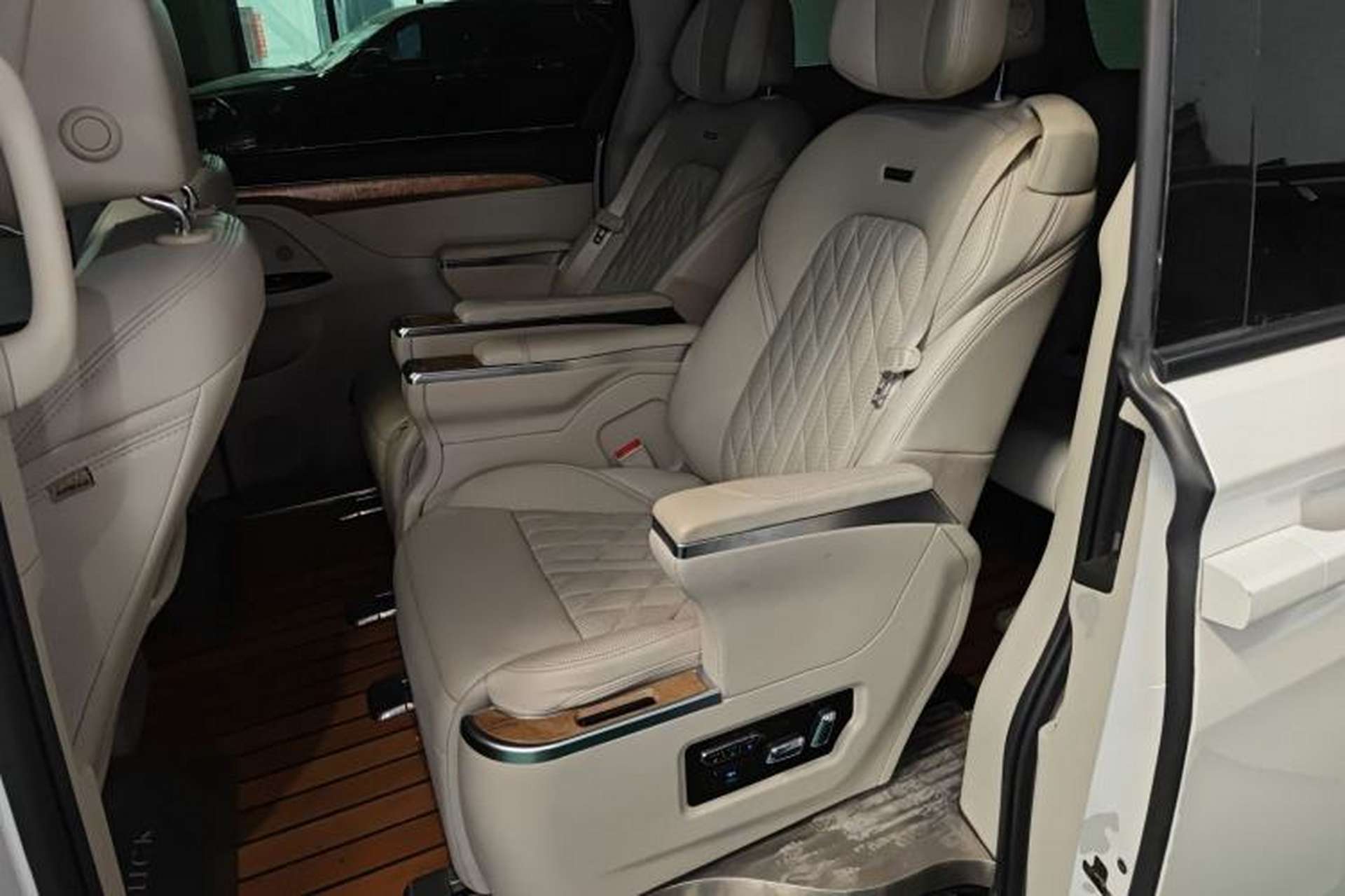 Used Buick GL8 2018 ES 28T Comfort Model China VI Standard Left Rear Seat