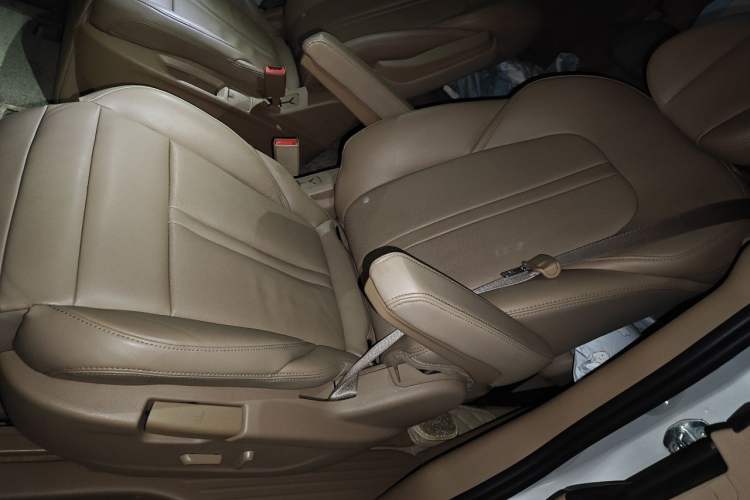 Used Buick GL8 2018 ES 28T Luxury Model China VI Standard Left Rear Seat
