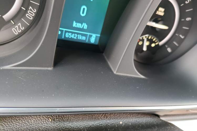 Used Buick GL8 2018 28T Luxury Model China VI Standard Odometer Close Up