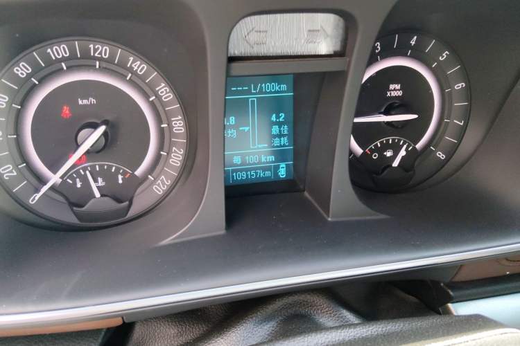Used Buick GL8 2018 28T Luxury Model China VI Standard Odometer Close Up