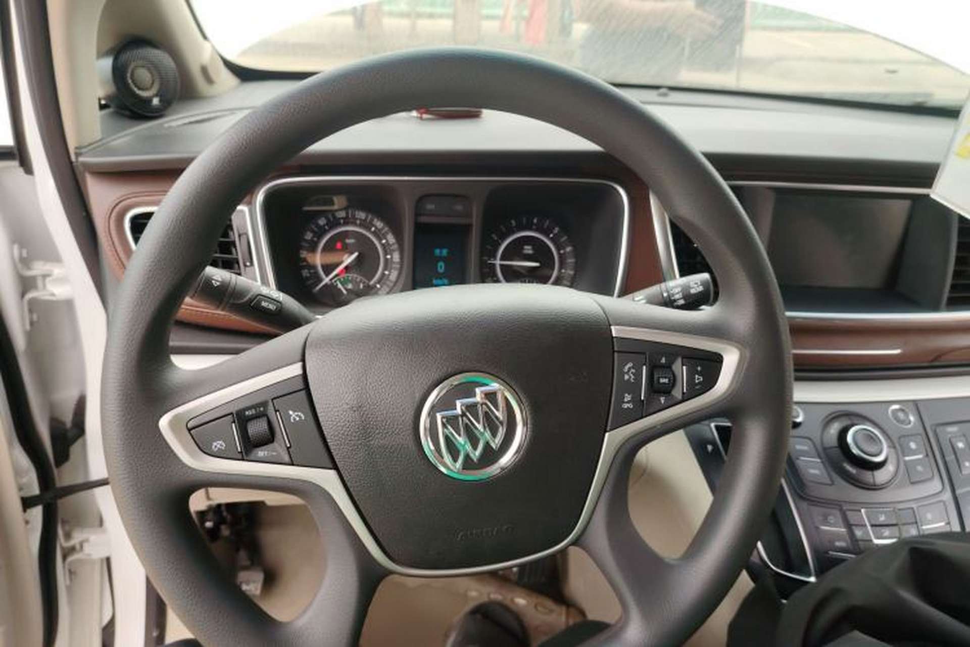 Used Buick GL8 2018 28T Comfort Model China VI Standard Steering Wheel
