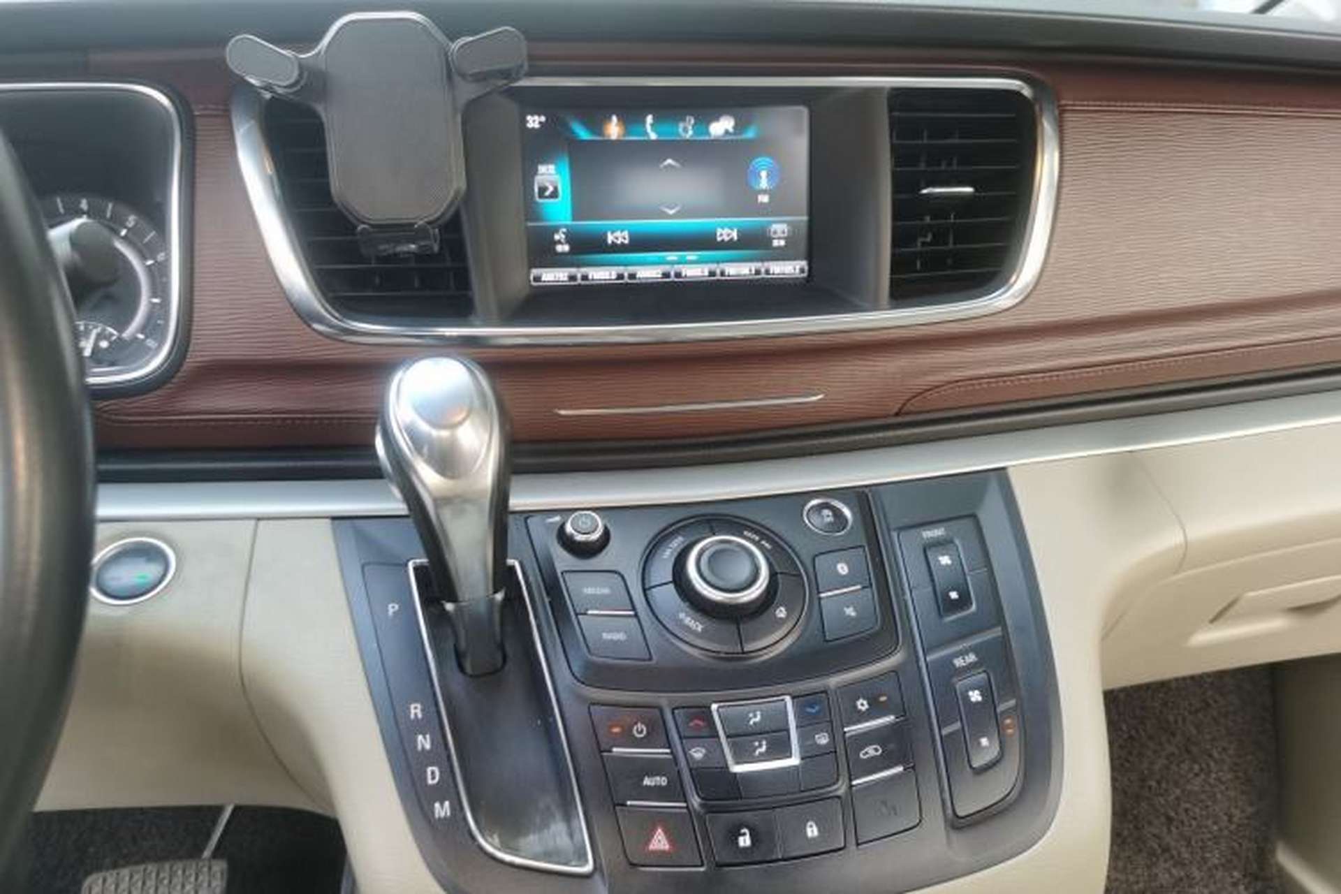 Used Buick GL8 2018 28T Luxury Model China VI Standard Audio And AC Panel